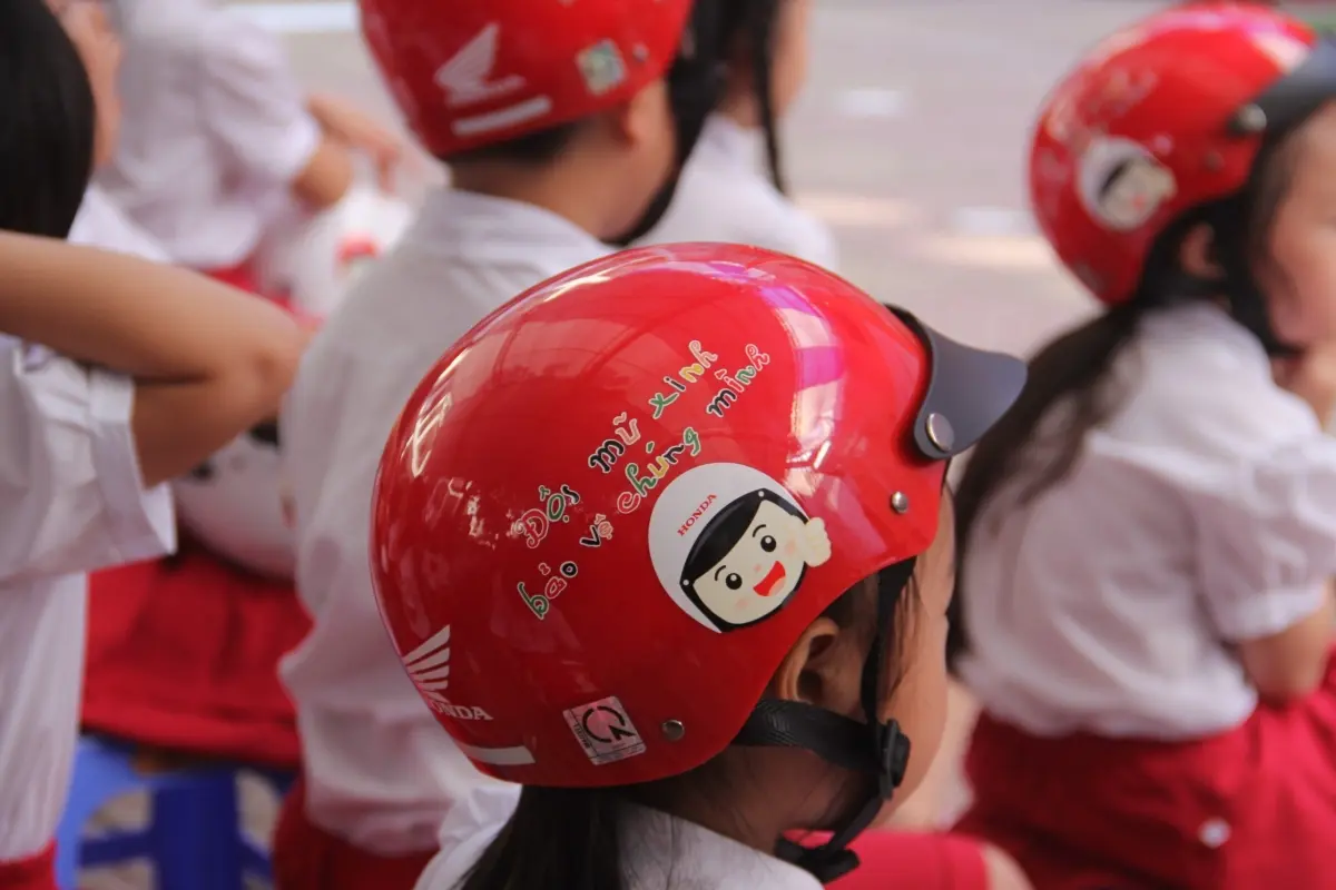 1bz0ap_6._nhung_chiec_mu_bao_hiem_xinh_xan_dat_chuan_quoc_gia_duoc_trao_tang_den_cac_em_hoc_sinh_lop_mot_tren_toan_quoc.webp