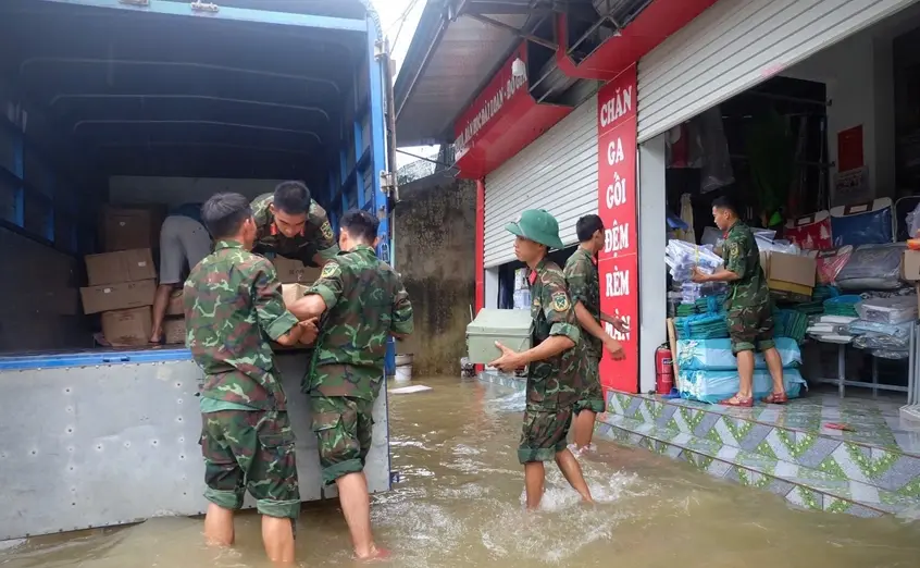 1kzsac quan doi cong an ngap lut mua lu 69760054269299571443945