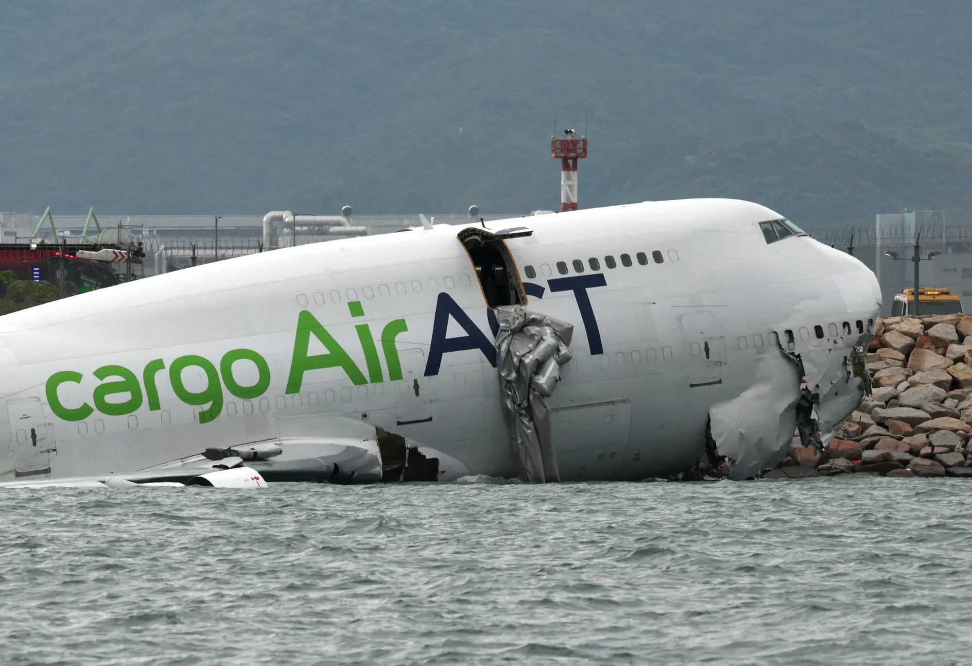 2t4ep1 2025 10 20t001752z70795058rc2cfhavqy50rtrmadp3hong kong crash airline 17609217755551456549940 1760927083591 17609270843141256157586