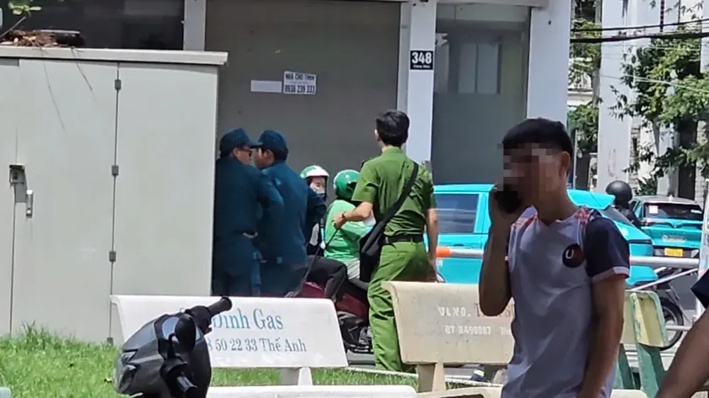 4mw3jd dieu tra vu nguoi dan ong tu vong bat thuong tren via he duong cong hoa 3279 9404.jpg