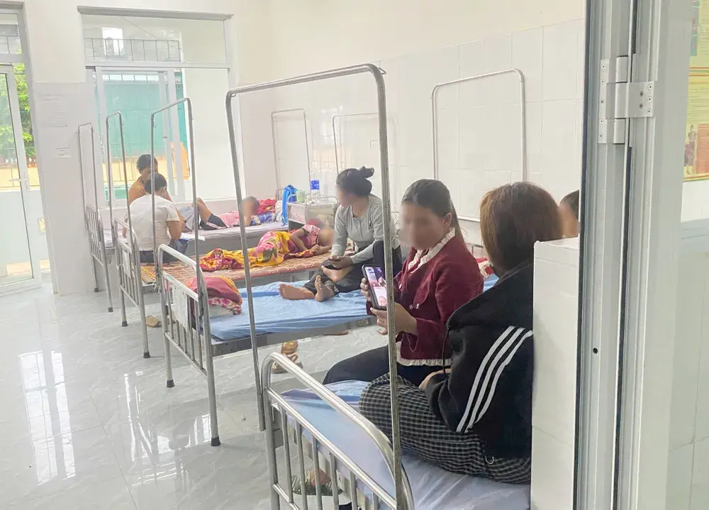559drg nghi ngo doc thuc pham sau khi an sang tai truong 1 913 6156.jpg