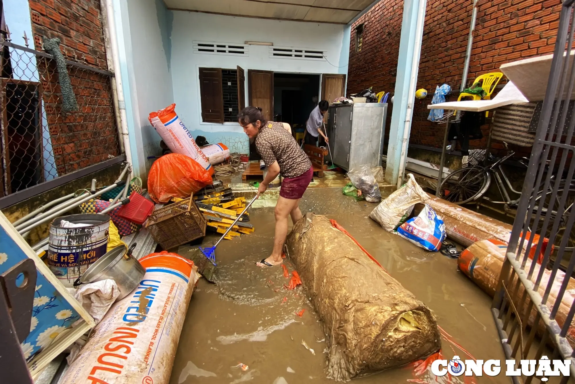 ak29m9 congluan cdn.congluan.vn files content 2023 10 15 nuoc rut nguoi dan da nang kho so don dep bun non ngap nha 1735032