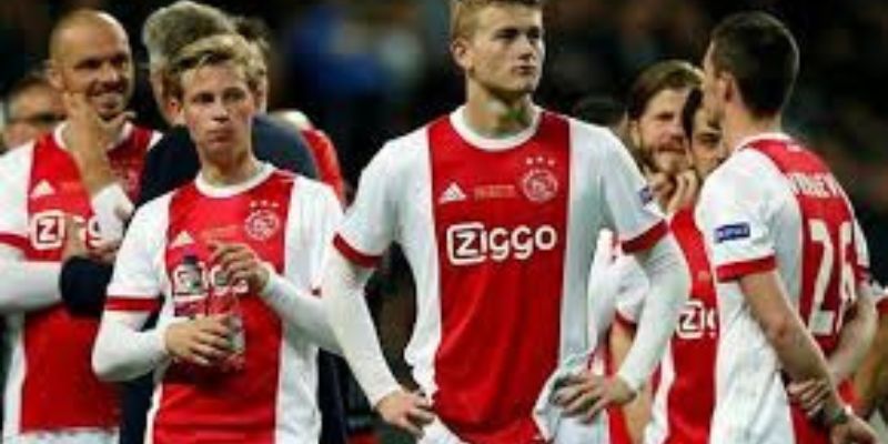 cau-thu-ajax-amsterdam-phong-ngu-da-lop