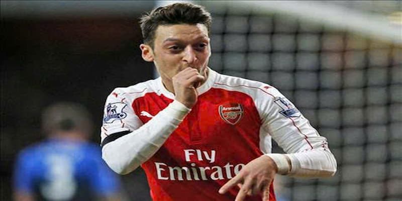 cau thu mesut ozil va cac danh hieu ca nhan dau tien