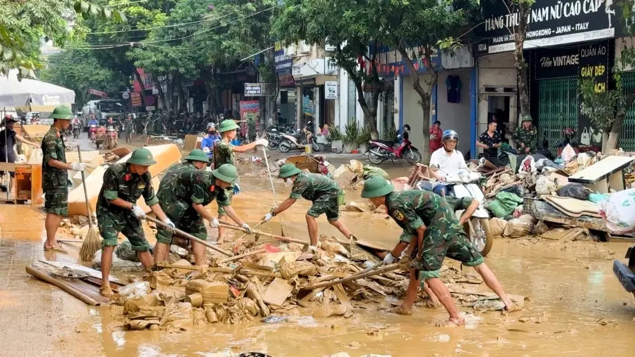 cyw8b1 duong pho thai nguyen ngap bun rac sau lu 1760078955