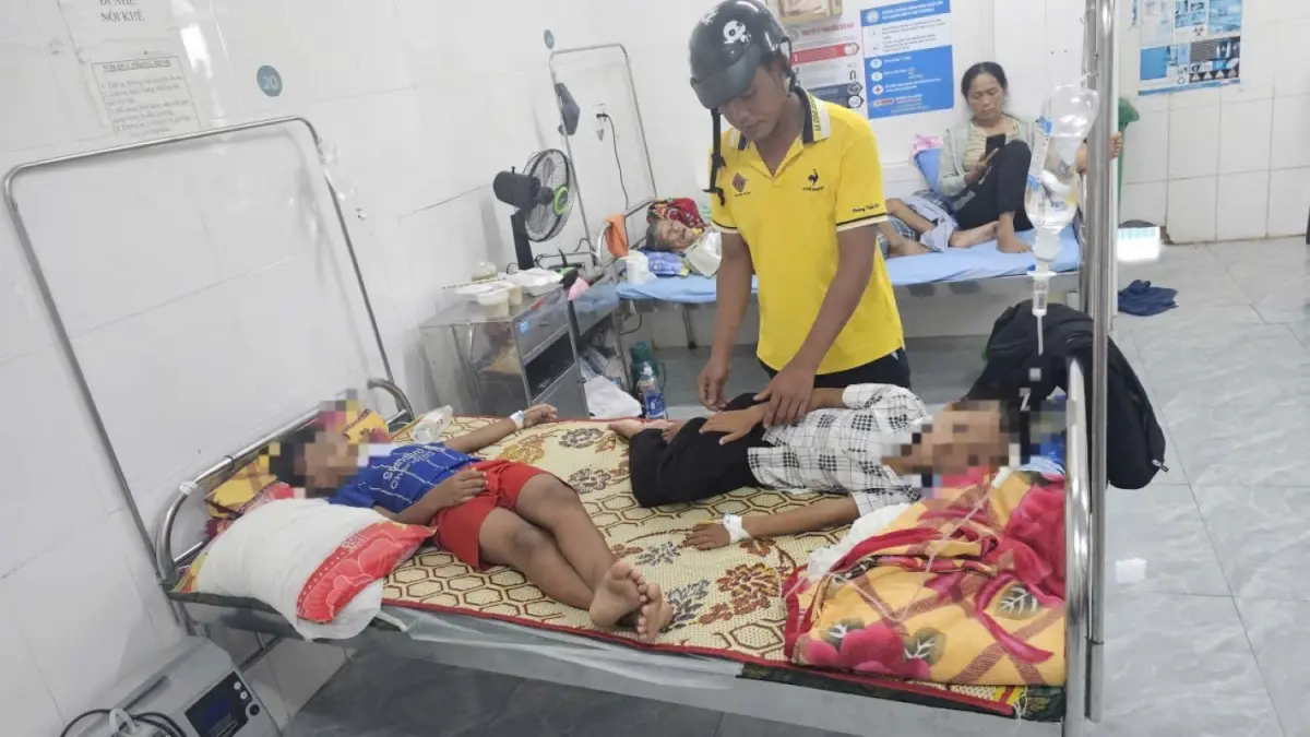dmtrl4 cac em hoc sinh co dau hieu bi ngo doc sau bua sang tai truong