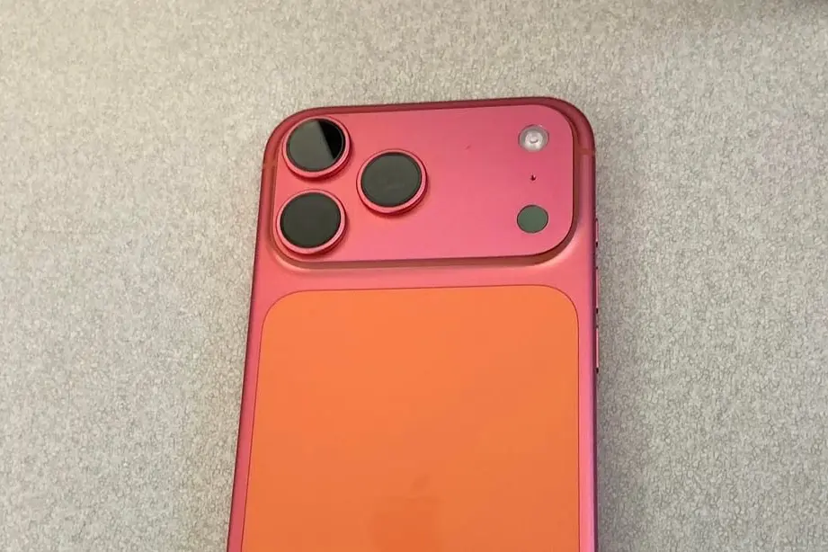 hvcow4 iphone 17 pro max mau cam vu tru bi phai thanh hong fan hoang mang tot do 1315