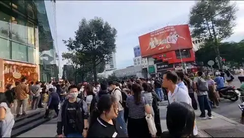 k59x9b nguoi dan ra toa nha 17598360984941485464572