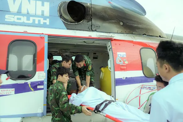 lcdf3j truc thang vuot bao xuyen dem dua cong nhan o truong sa bi tai nan kip vao dat lien dieu tri hinh anh