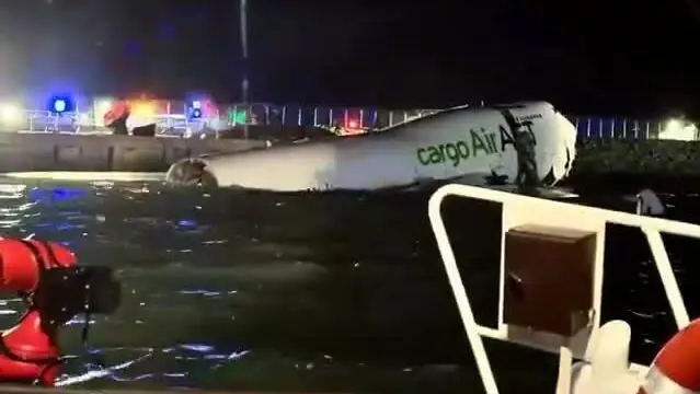 ngsvev may bay truot khoi duong bang lao xuong bien o hong kong 1760916300
