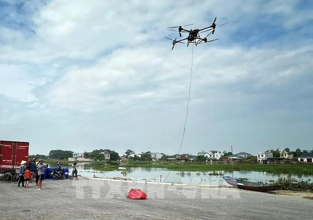 nry3jd 172654 viettel trien khai drone van chuyen hang cuu tro cho nhung nguoi dan trong vung bi co lap