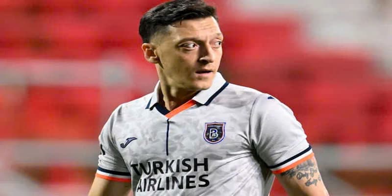 phong cach thi dau dac trung cua cau thu mesut ozil