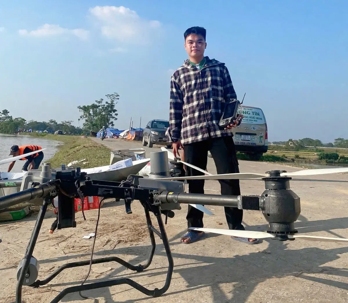 tdku3p uav van chuyen luong thuc mua lu 2