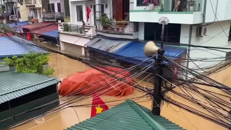 xfwqq9 .boc bat kin nhu bung hai o to o thai nguyen van troi biet tam trong mua ngap 17600052263601043050193.mp4
