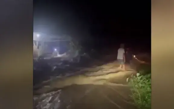 yqudju nuoc lu cuon troi xe may 51239246036106731129699 91901058286678643049531