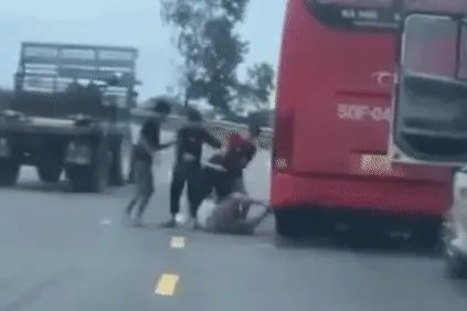 0ovsuu xac minh clip xe khach va xe container phanh gap nguoi lao xuong danh nhau giua duong 1719