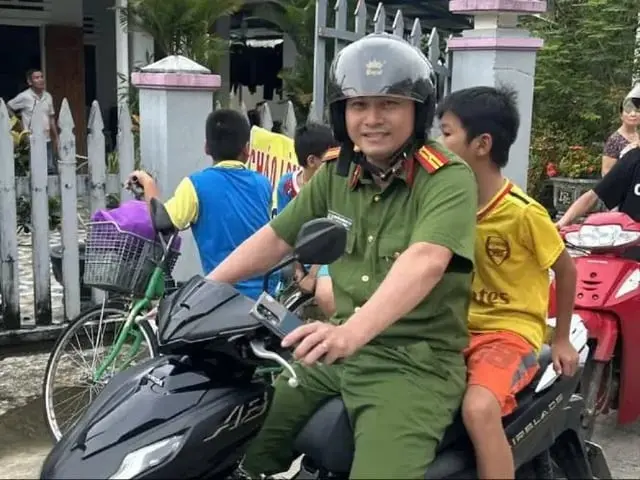 12aktn 03 1762177200 hai hoc sinh de xe dap ben vuc nuoc roi mat tich ca lang hoang hot di tim thi phat hien dang choi game o xa ben canh