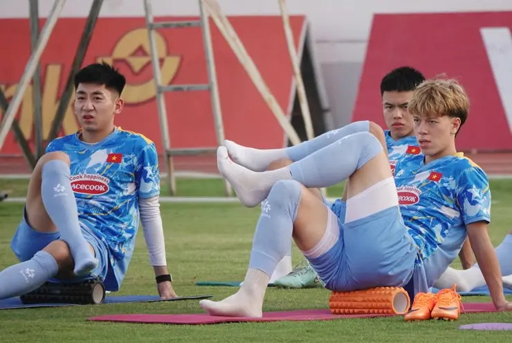 1v6y99 U22 Viet Nam co the phai doi san da SEA Games vi mua lu lich su o Thai Lan u22 2 1764052527 260 width740height495