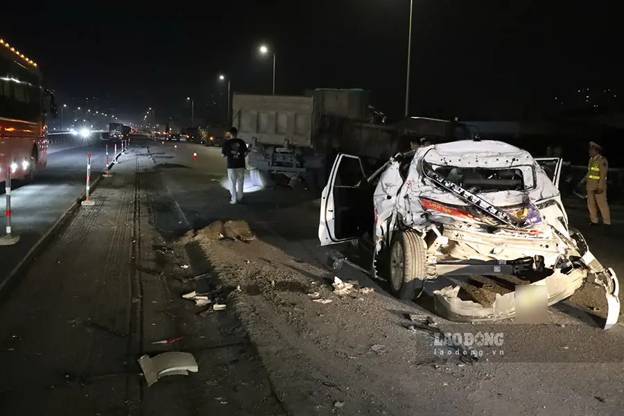 1wdu4t ha noi xe tai dam lien hoan 3 o to tren vanh dai 3 taxi bep rum khien 2 nguoi bi thuong 2 2025 11 23 09 11