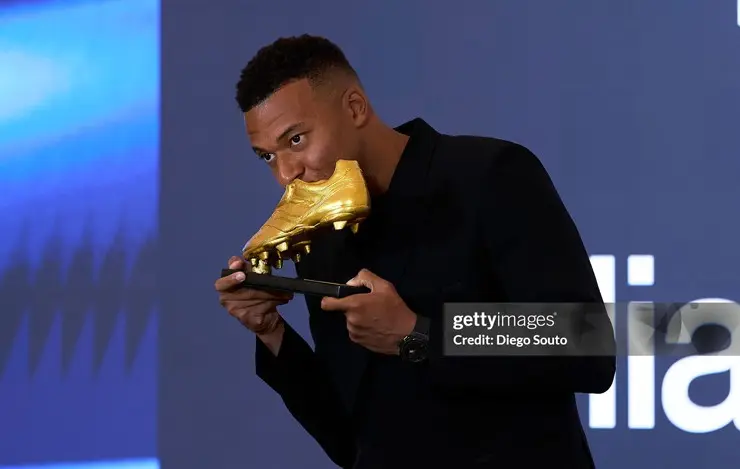 29nbau Mbappe nhan chiec giay vang chau au Perez gui thong diep dac biet anhtrongbai 1761929850 342 width740height469