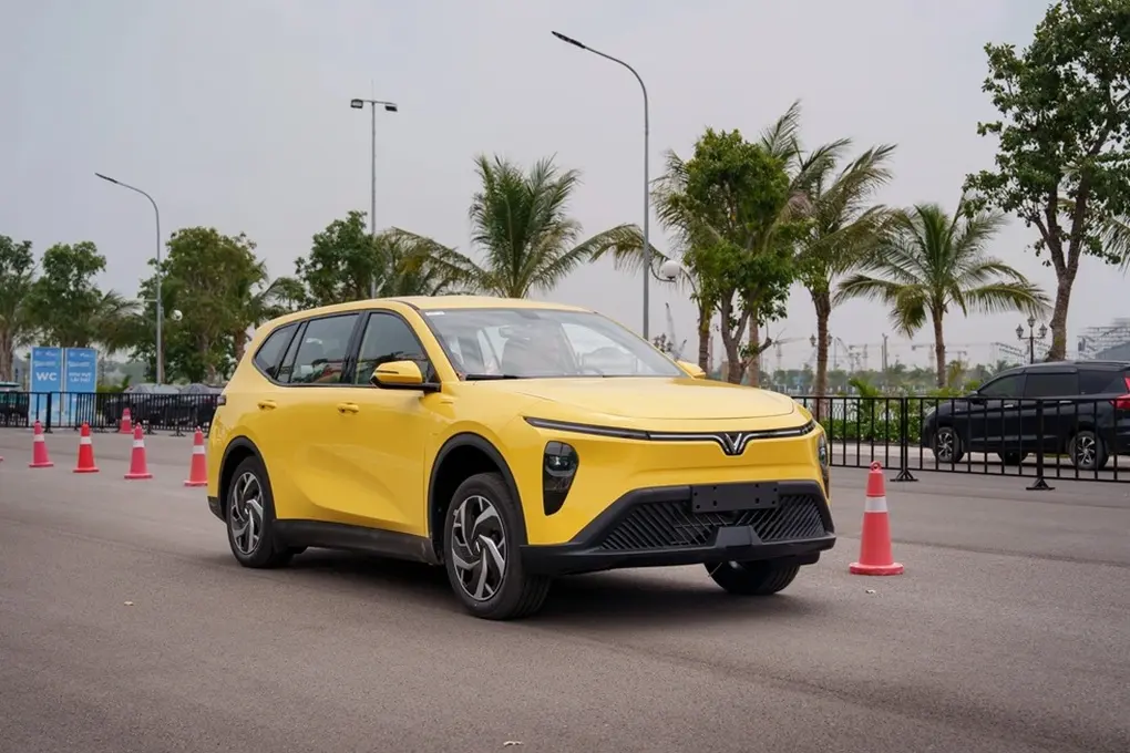 2t0mly vinfast limo green giao 4000 xe trong thang 10 tiep tuc cho mitsubishi xpander ngui khoi anh2jpg 1762970679376