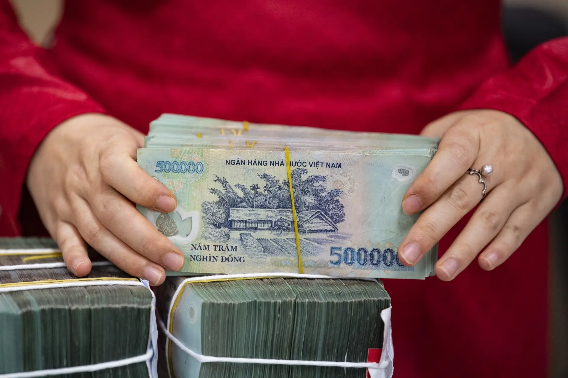 3953qd ong lao 71 den ngan hang rut 7 ty dong nhan vien ngan hang lap tuc thay chuyen bat thuong 74021