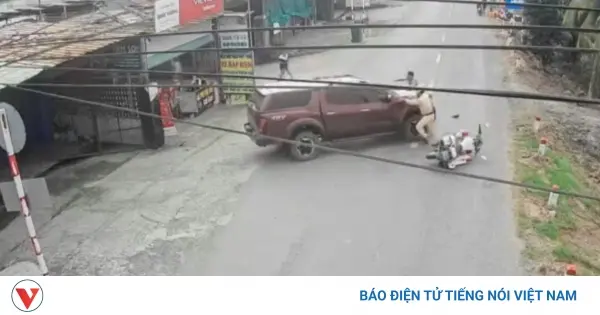 4tublo clip tai xe xe ban tai lieu linh huc nga mo to dac chung cua csgt roi bo tron coc coc 11 27 2025 4 34 07 pm