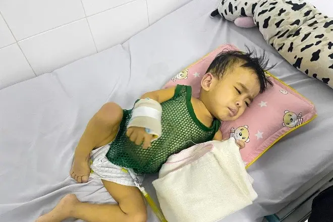 51omf6 cha hien gan cuu con me ngheo lam canh kiet que chi biet om con cho phep mau 119360