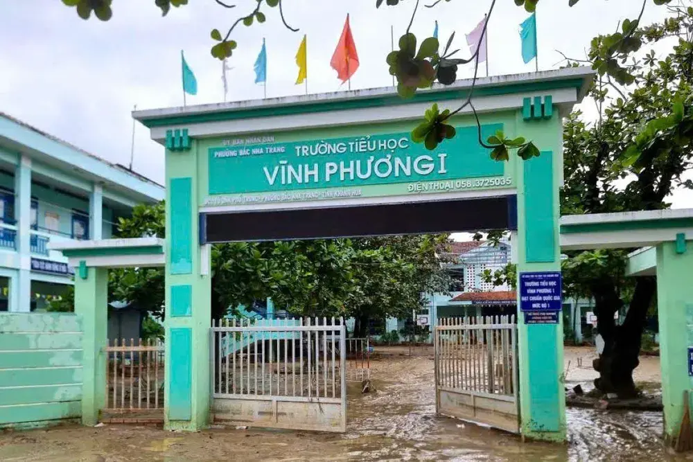 5yl8wv tinh khanh hoa ho tro tien dong phuc cho hoc sinh vung lu 6719 5414.jpg
