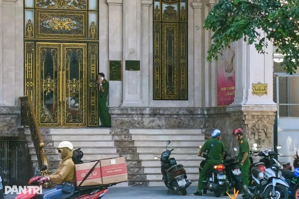 6lpzjq mailisa tung gay chu y voi dan sieu xe vuot den do o da nang 1 edited 1763028795166