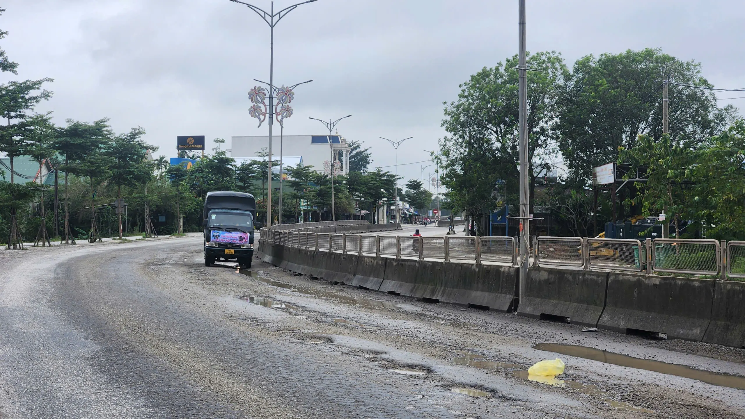 6xln1q quoc lo 1 qua thanh pho hue chi chit o voi o ga sau mua lu 1762571728732978165281