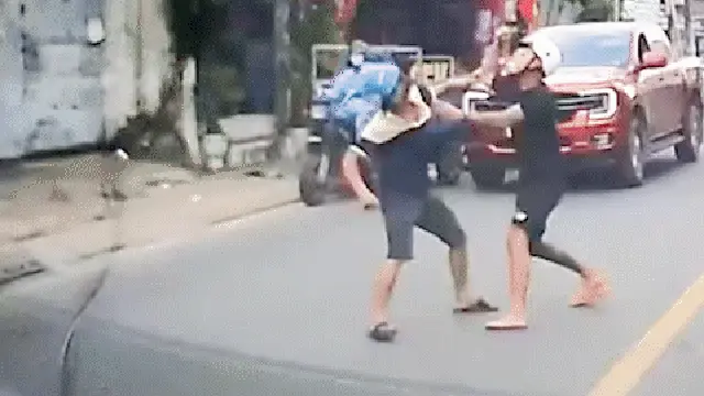 8ag2t3 gif danh nhau 1747901829007220741097.gif