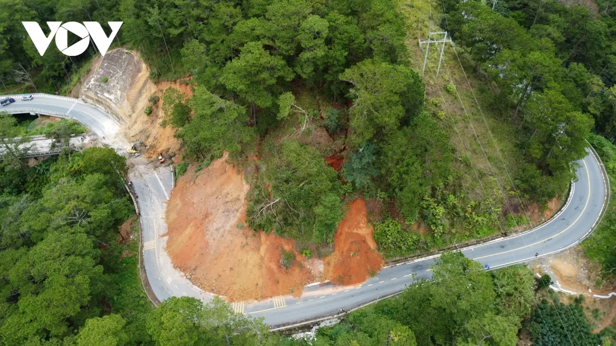 92mofj Lam 20Dong 20tap 20trung 20khac 20phuc 20sat 20lo 20deo 20D 27ran 20len 20Dalat 201.JPG