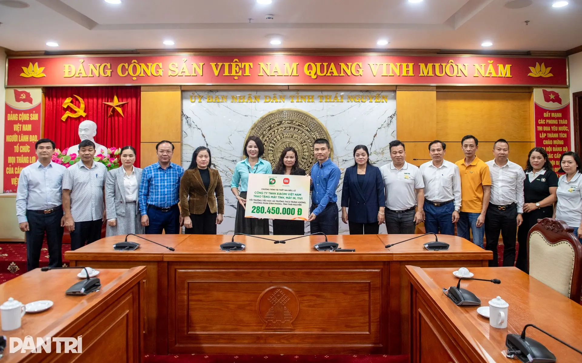 98dkds trao qua truong hoc thai nguyenthanh dong 10jpg 1762877552928