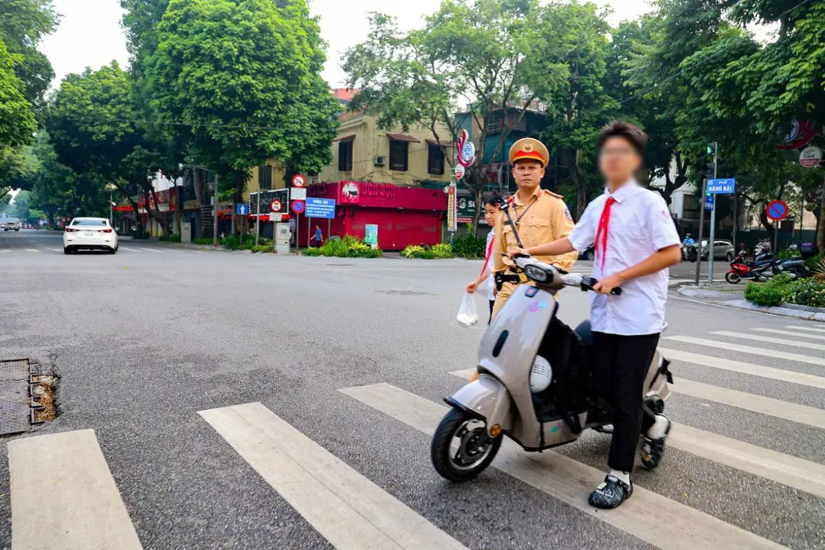 9rx2qg ha noi xu ly hon 3100 hoc sinh vi pham giao thong trong cao diem thang 112025 20251127134950