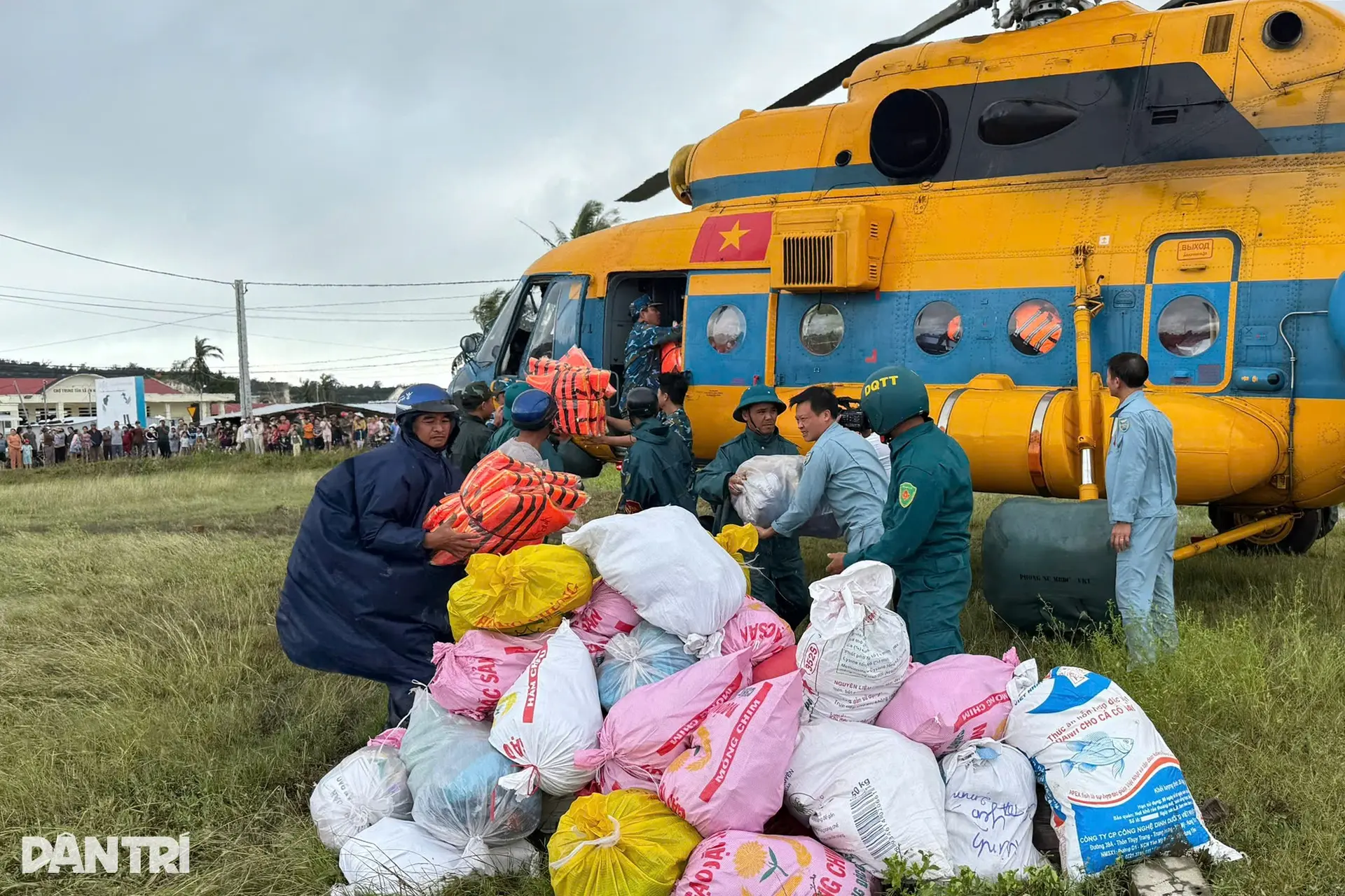 9ta82m truc thang cuu tro mien trung 9jpg 1763863767843