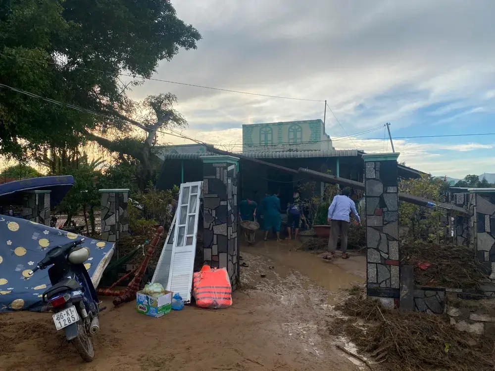 alwstb be gai 13 tuoi 4 2164 3730.jpg