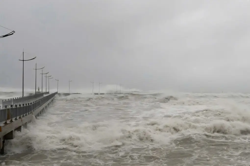 b37e0y giua tam bao kalmaegi hai nguoi lao xuong bien cuu nguoi tu tu 1 edited 1762436292408