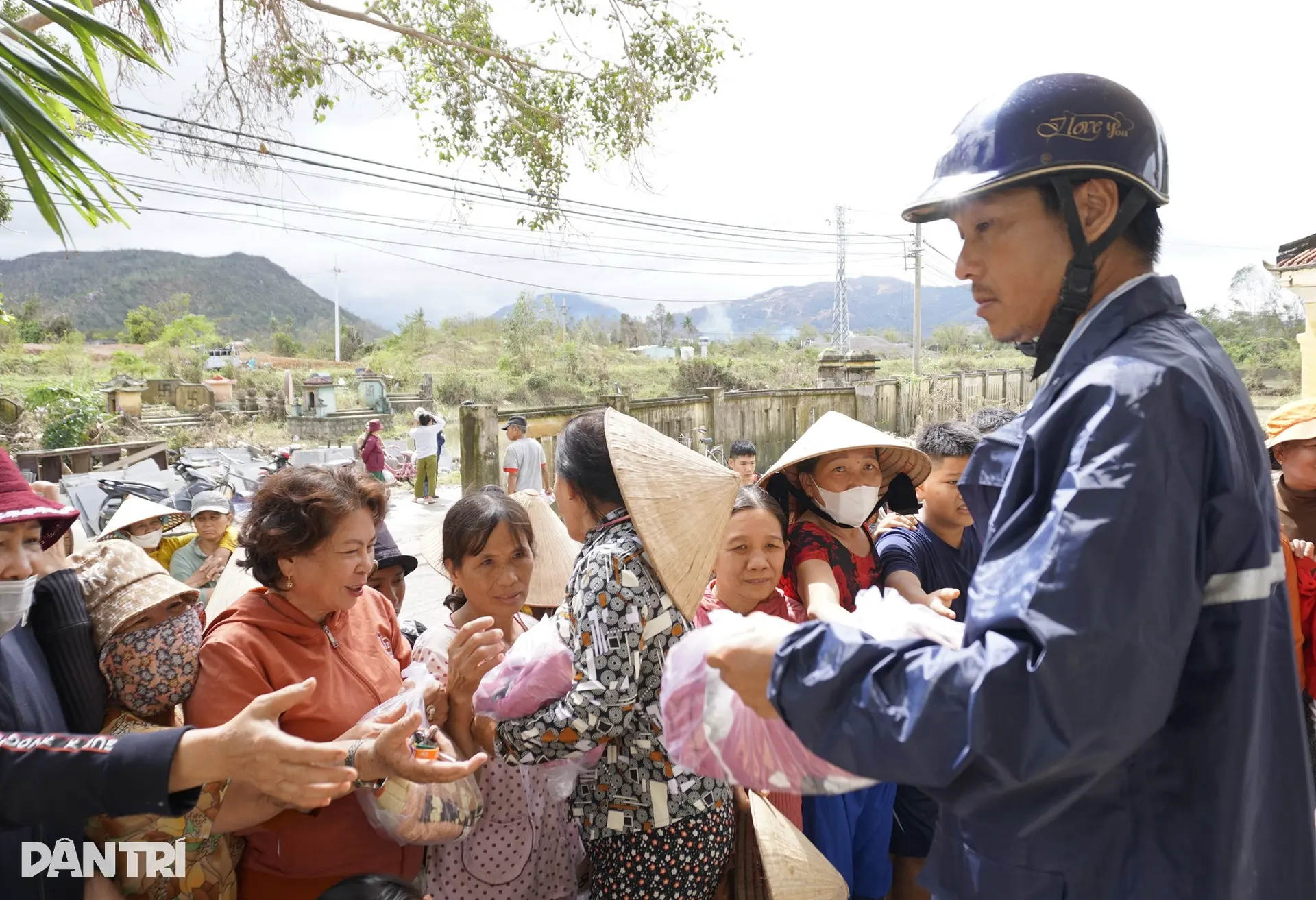 bduuys gia lainguoi phu nu ngheo bat khoc sau lu lich sudoan cong 9jpgjpg 1763889272439