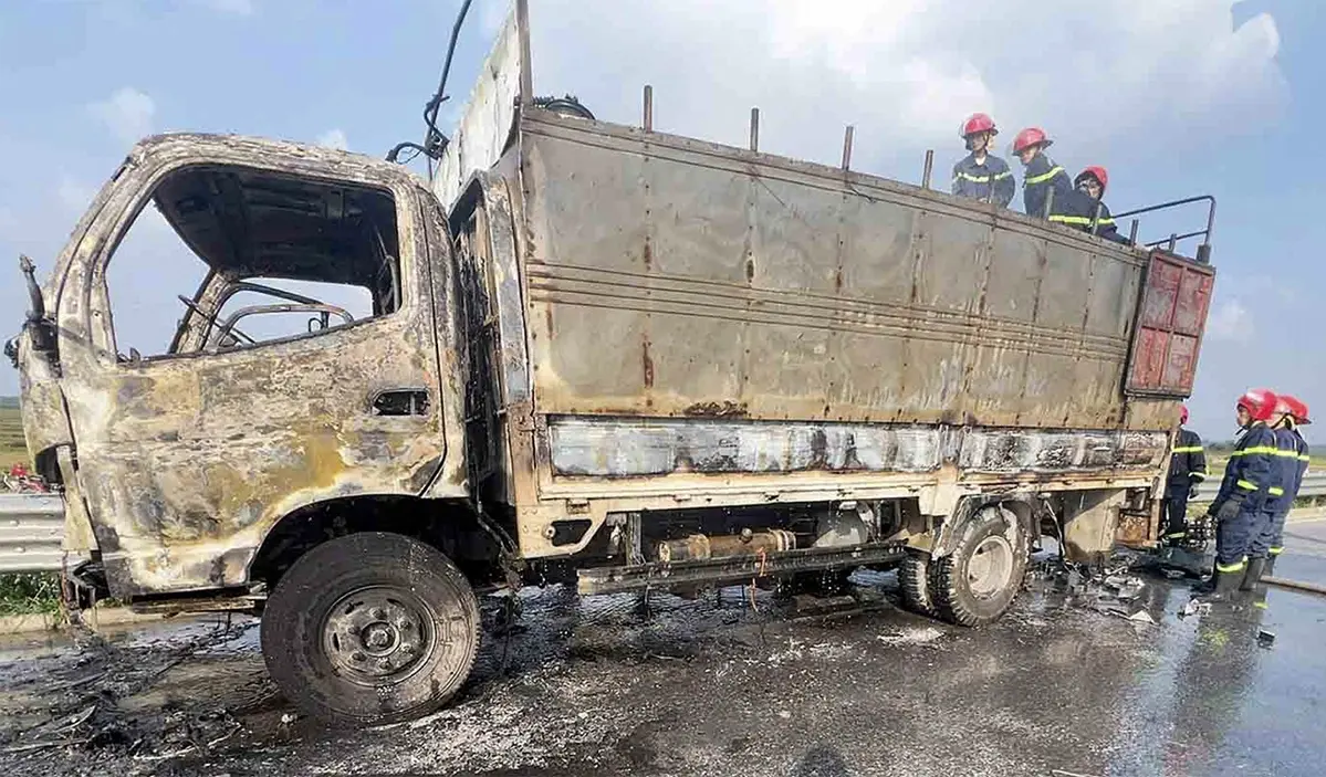 c2sq8k xe tai chay rui tren cao toc 1 4963 7000 1764150940