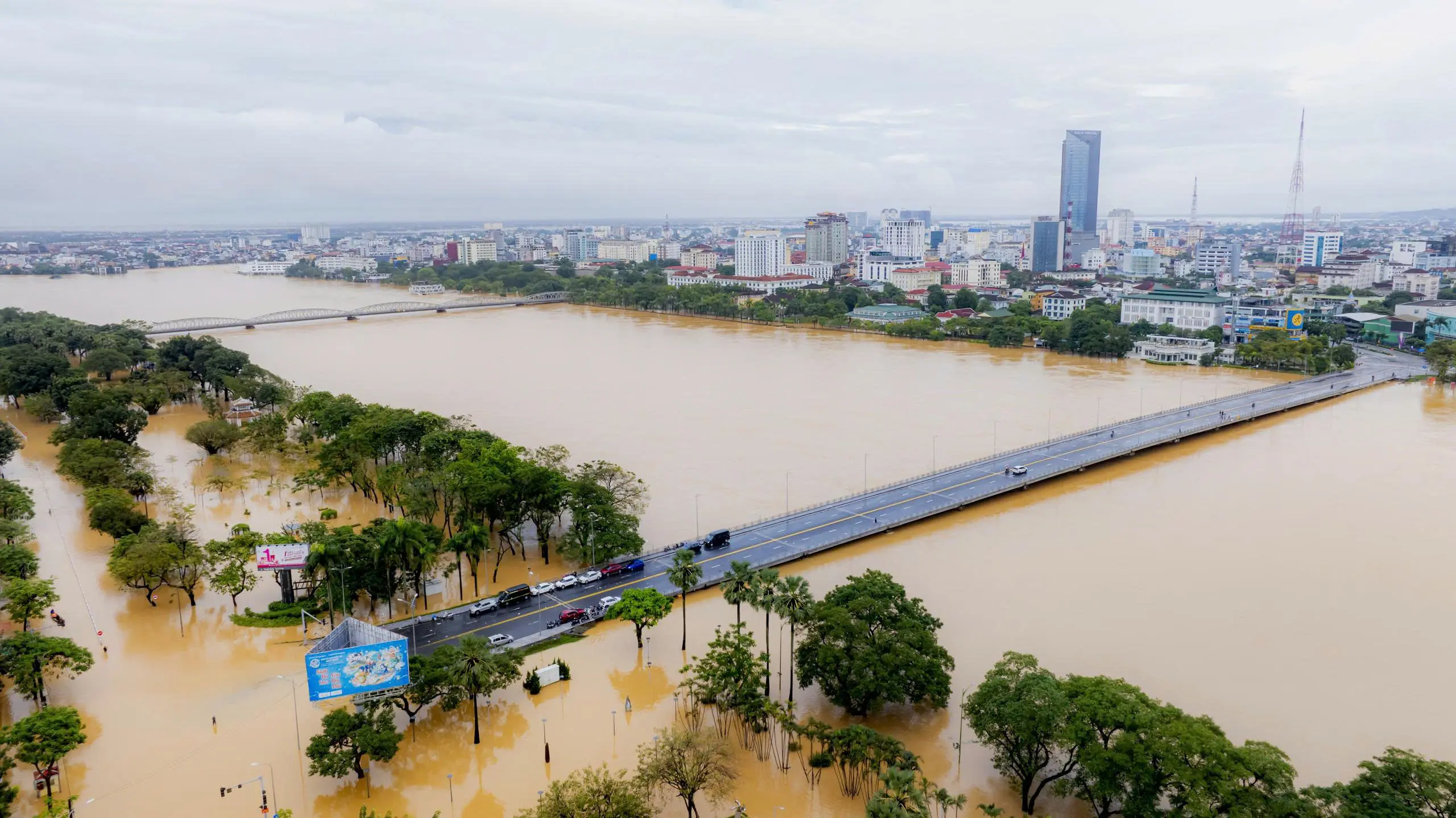 cyzwwj toan canh tran lu thu 3 trong hon 1 tuan o hue nhin tu tren cao 4 1762162990769340297220