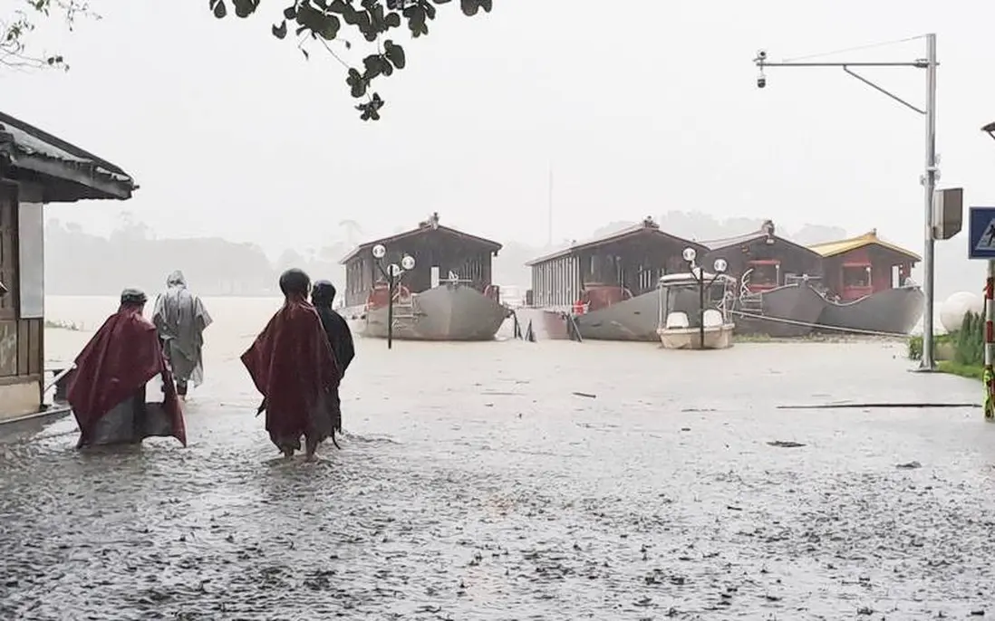 dxsbhj hue mua lon khien lu tren song huong len tren bao dong 2 8365091 5 1762045250572468704845 0 0 496 794 crop 1762045256963590197445