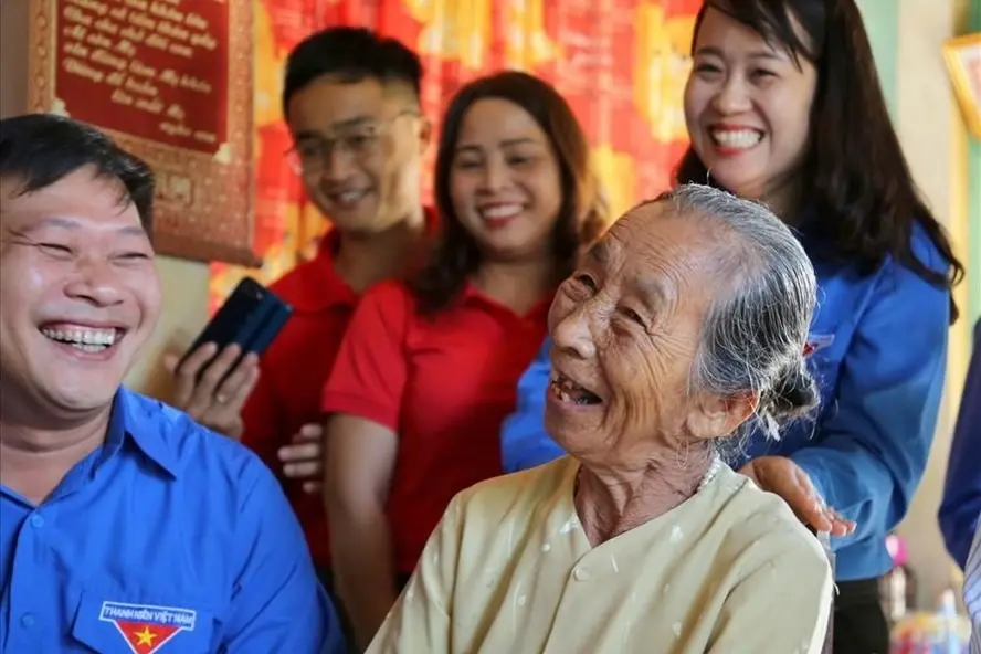 e9ekhn nang tro cap voi ba me viet nam anh hung 1006113930