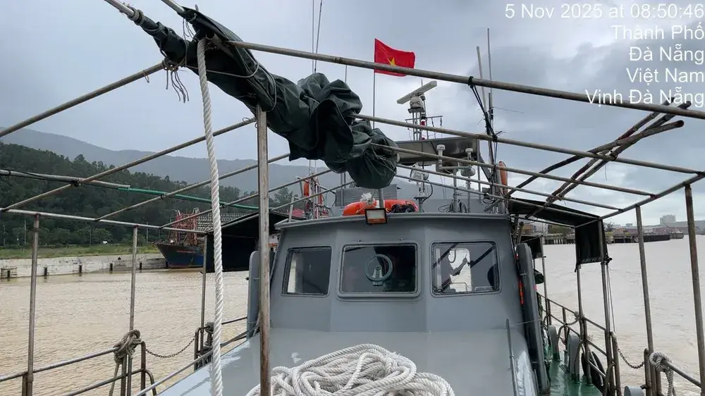 e9obkj bien phong dieu tau vuot song cuu cu ba 1 6194 1074.jpeg