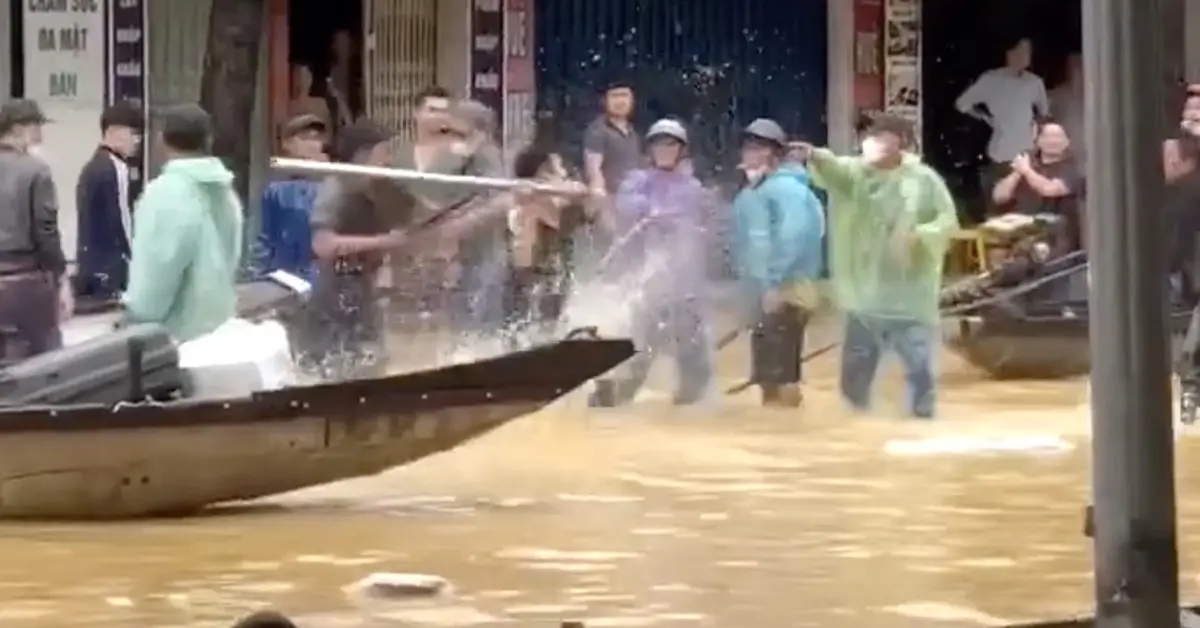 f19oml chu ghe thuyen danh nhau giua pho ngap lut 17622280142052017844692 135 22 647 1000 crop 1762228173256425877738