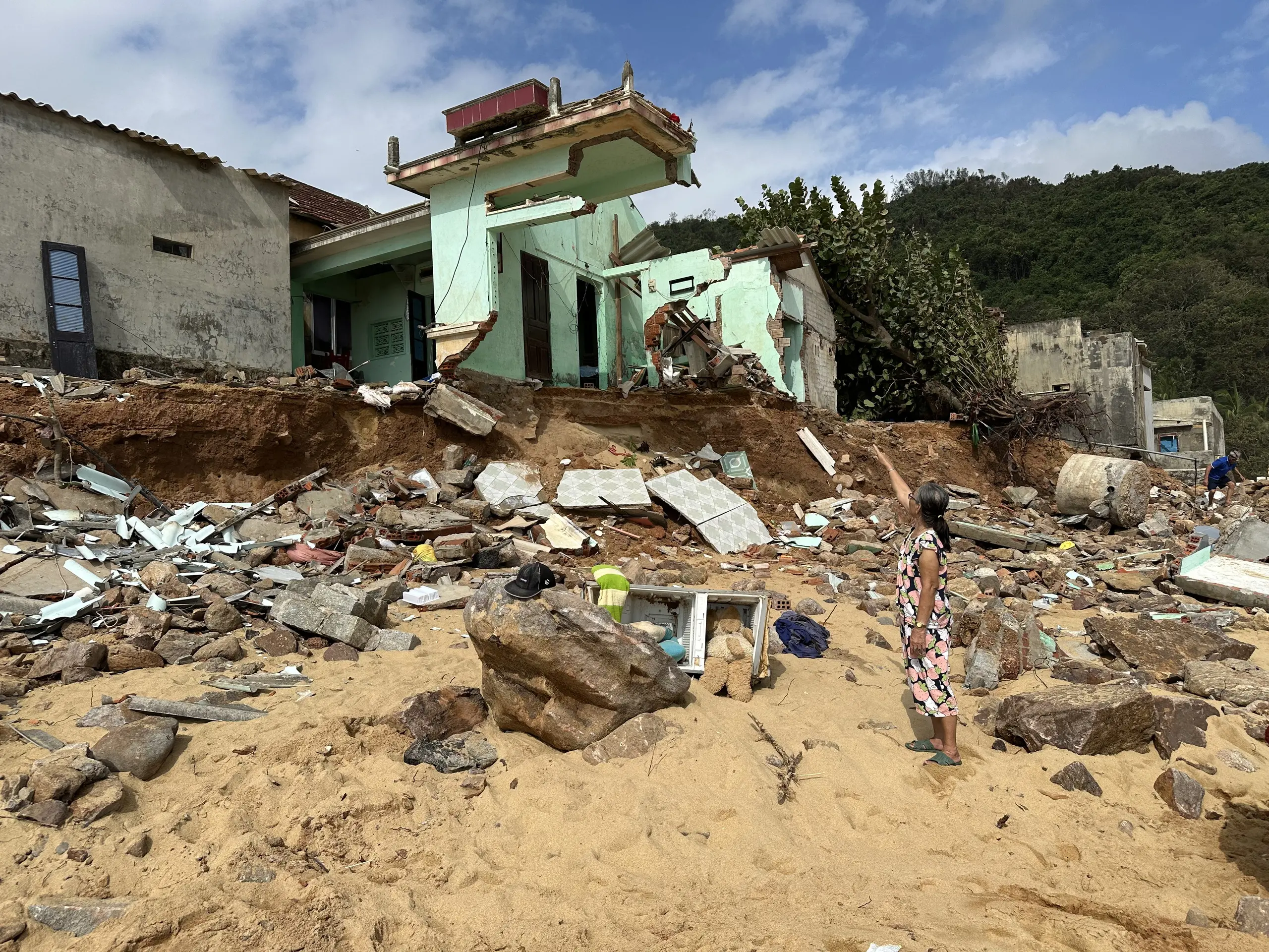 gjbpe9 ba tran thi le ben ngoi nha bi sap do bao 1762804058238199120332