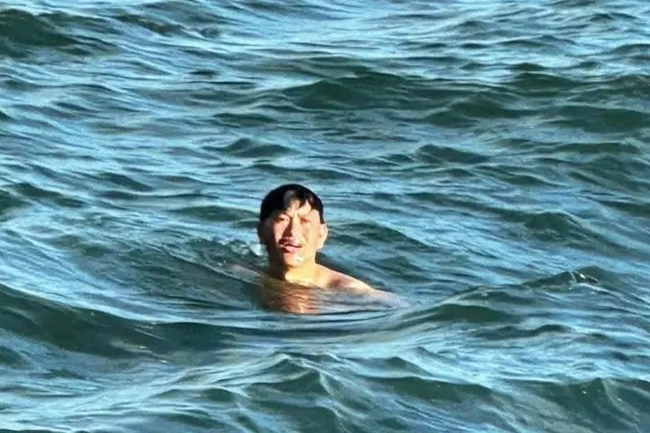 hgvvzw ly do khi phat hien nguoi dan ong troi 2 ngay tren bien khong mac ao phao 2 edited edited 1762678093855