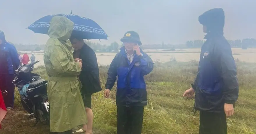 ihtxdw nghet tho phut dung drone giai cuu nguoi dan mac ket giua lu du 1347