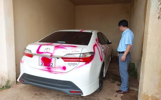 ip74hl toan bo xe o to de trong nha xe bi ke xau xit son khap xe 7672 16839744611651095733714