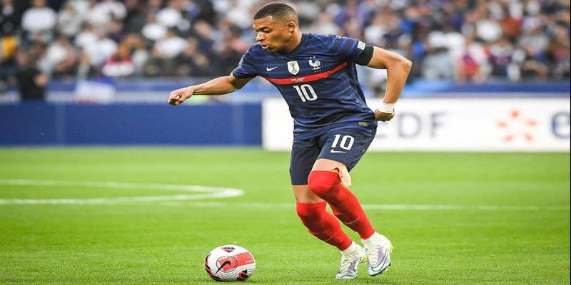 khoanh khac mbappe ghi ban dang cap